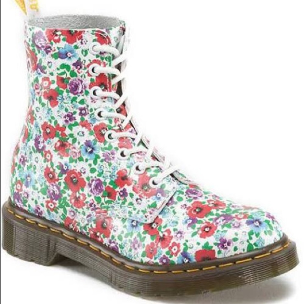Dr. Martens Women's pascal boot (black laces)